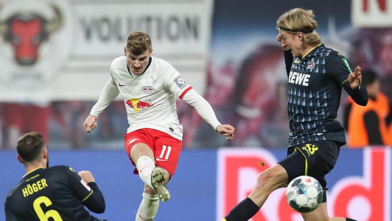 Leipzigs Timo Werner (M) schießt aufs Tor. Leipzigs Timo Werner (M) schießt aufs Tor.