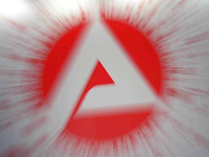 Ein Logo der Agentur für Arbeit hängt an einer Wand. Foto: Peter Steffen/dpa-tmn/dpa