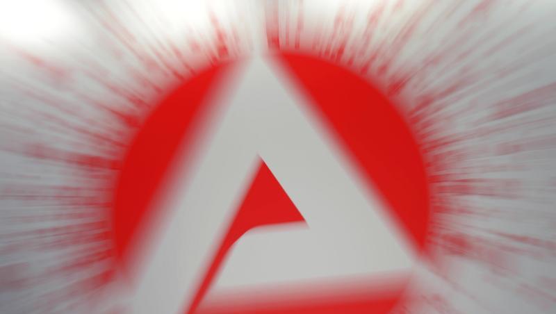 Ein Logo der Agentur für Arbeit hängt an einer Wand. Foto: Peter Steffen/dpa-tmn/dpa Ein Logo der Agentur für Arbeit hängt an einer Wand. Foto: Peter Steffen/dpa-tmn/dpa