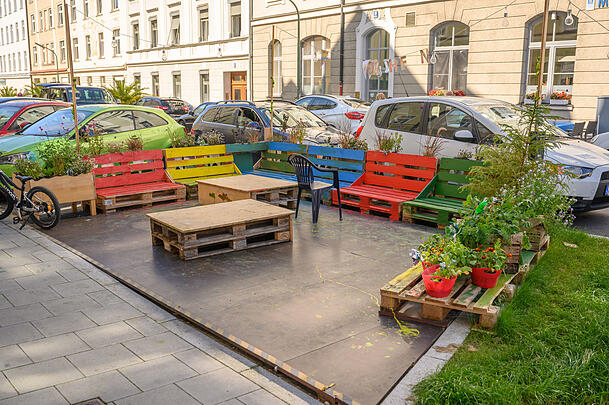 Das erste privat errichtete Parklet haben Eltern an der Schöttlstraße gebaut. Das erste privat errichtete Parklet haben Eltern an der Schöttlstraße gebaut.