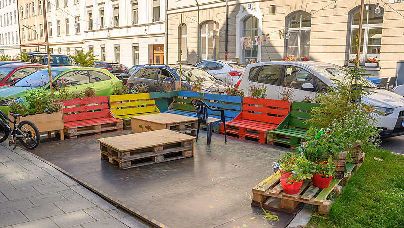 Das erste privat errichtete Parklet haben Eltern an der Schöttlstraße gebaut. Das erste privat errichtete Parklet haben Eltern an der Schöttlstraße gebaut.