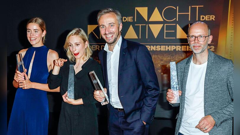 Nora Nagel, Hanna Herbst, Jan Böhmermann und Markus Hennig (v.l.) bei der Verleihung des Deutschen Fernsehpreises 2022 - Die Nacht der Kreativen im Studio Ehrenfeld in Köln.