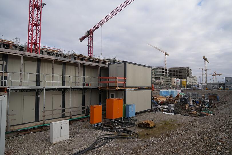 Hier werkeln die Bauarbeiter seit Sommer an einer neuen Grund-, Förder- und einer Sing- und Musikschule. Fertig soll der Campus 2026 sein.