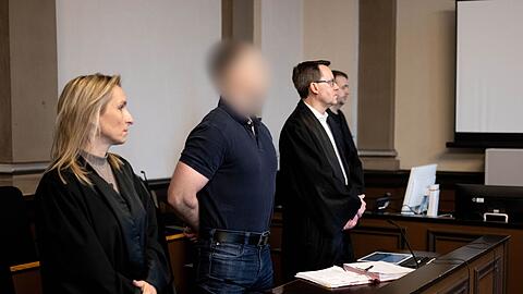 Nach der Mordserie mit vier Toten im niedersächsischen Landkreis Rotenburg (Wümme) ist der angeklagte Bundeswehrsoldat zu lebenslanger Haft verurteilt worden.
