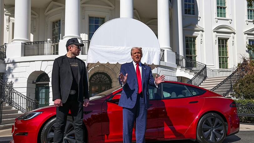 Nach dem Kurssturz bei Tesla springt US-Präsident Donald Trump der Firma seines engen Verbündeten Elon Musk zur Seite und ließ mehrere Teslas vor dem Weißen Haus auffahren. (Archivbild)