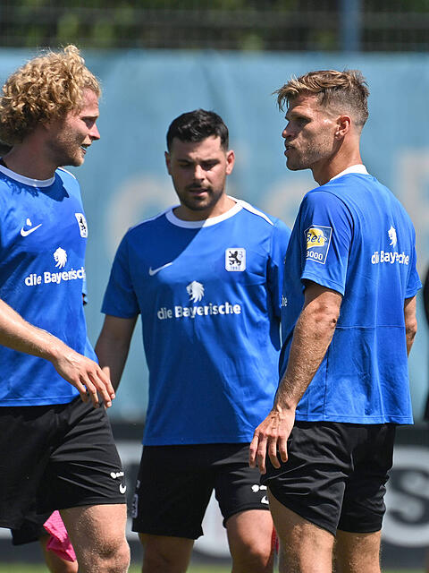 Jesper Verlaat (2.vl.), Kevin Volland (Mitte) und Florian Niederlechner (2.v.r.) gehören zu den heißesten Kandidaten für den 1860-Mannschaftsrat.