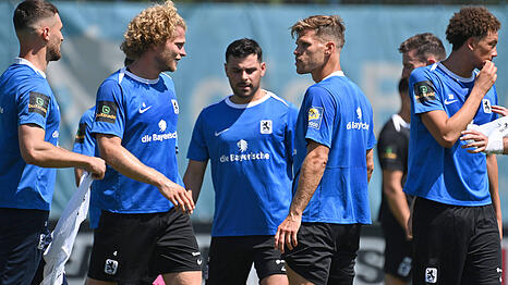 Jesper Verlaat (2.vl.), Kevin Volland (Mitte) und Florian Niederlechner (2.v.r.) gehören zu den heißesten Kandidaten für den 1860-Mannschaftsrat.