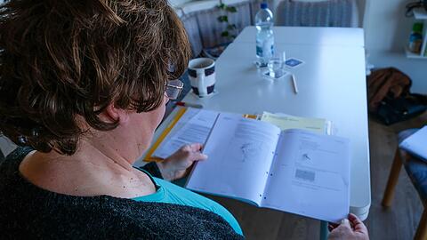 &Uuml;ber ein Jahr lang fiel die W&auml;rmepumpe der Webers aus, ohne dass sie es merkten. In einem gelben Hefter sammelt Daniela Weber alles zu ihrer Pumpe, um den &Uuml;berblick zu behalten.