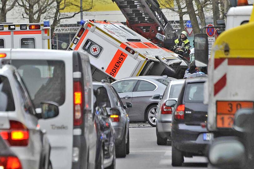Der nach dem Unfall umgekippte Rettungswagen.