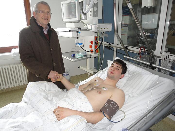 Der Bad Tölzer Eislöwen-Chef Josef Hintermaier am Krankenbett von Messerstecher-Opfer Quirin S. (20).