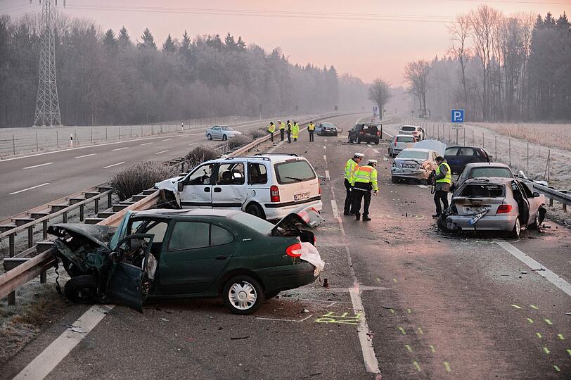 Bei einem schweren Unfall südlich von Ulm sind in der Silvesternacht drei Menschen gestorben.