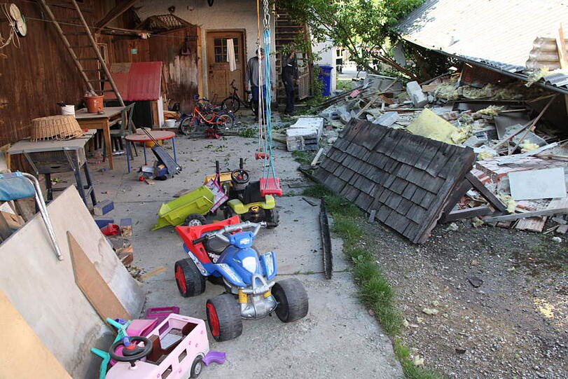 Ein Schulbus bricht durch einen Gartenzaun und verwüstet den Garten dahinter. Die irren Bilder.