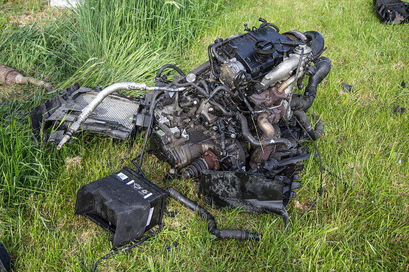 Schwer vorstellbar, dass der Fahrer dieses Wagens nahezu unverletzt blieb. Die Bilder vom Unfallort.