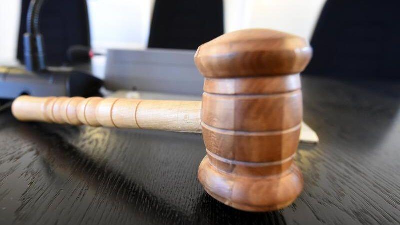 Ein Richterhammer aus Holz liegt auf einem Tisch. Foto: Uli Deck/Archivbild