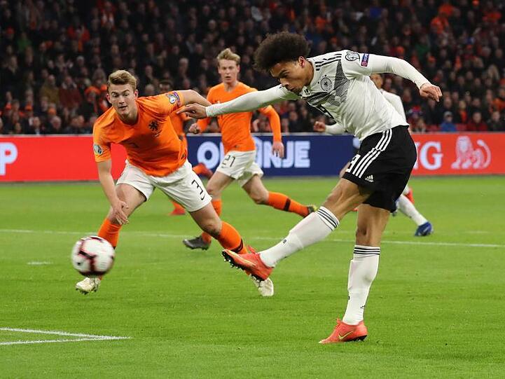 Treffsicher: Leroy Sané trifft im EM-Qualifikationsspiel gegen die Niederlande.
