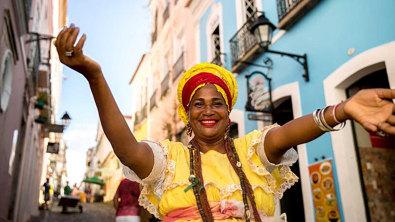 Eine traditionelles Baiana-Kleid, oft zu sehen in Brasilien.