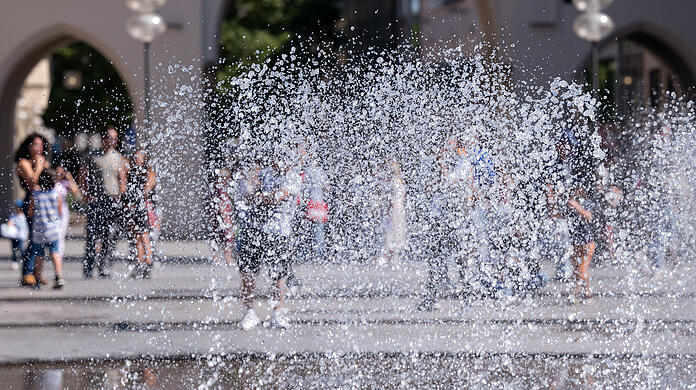 Am Springbrunnen am Stachus kann man sich bei hohen Temperaturen bereits abkühlen.