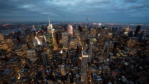Blick auf die Skyline von Manhattan mit ihren vielen Bürotürmen.