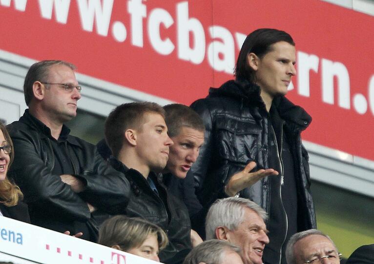 Auf der VIP-Tribüne erklärte der verletzte Bastian Schweinsteiger seinem Basketball-Kumpel Steffen Hamann das Spiel.
