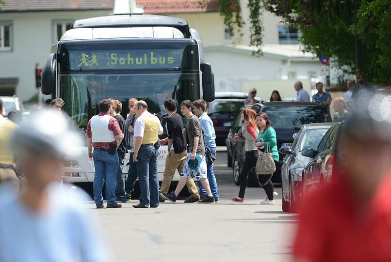 Amok-Alarm an der Lindenschule im bayerischen Memmingen: Nachdem 280 Schüler und ihre Lehrer sich Dienstagmittag nach Schussgeräuschen in den Klassenzimmern eingeschlossen hatten, werden die Schüler mit einem Bus von der Schule weggefahren. Die Polizei durchsucht das Gebäude und fahndet nach einem Achtklässler, der nach Zeugenaussagen mit zwei Waffen hantiert haben soll. Ein Schuss soll gefallen, aber niemand verletzt worden sein.