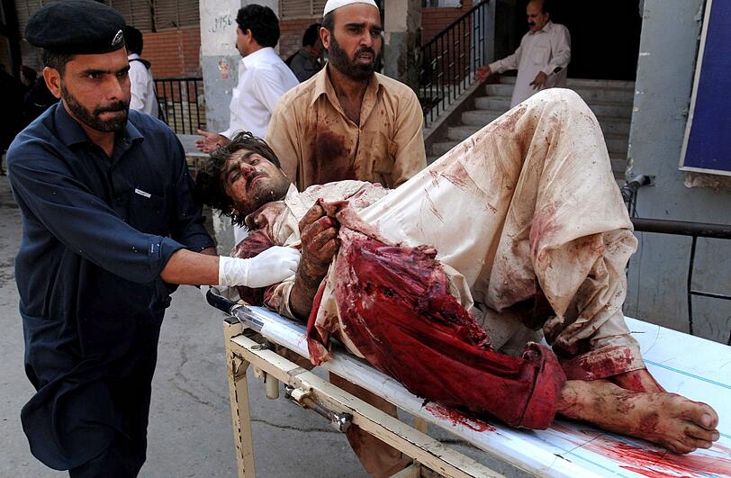 Viele Verletzte und Tote nach einem Anschlag auf einen Markt nahe Peshawar im Nordwesten Pakistans. Foto: Arshad Arbab