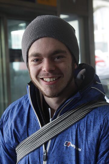 Joshua K. (22), Baumpfleger: Das ist sicher eine gute Entscheidung. Sein Gesundheitszustand hat sich ja sichtlich verschlechtert. Wegen mir könnte man Papst und Kirche abschaffen. Ich bin christlich erzogen, finde aber nicht, dass die Kirche zum Glauben notwendig ist. Sie erfüllt nicht den Zweck von Nächstenliebe und Zusammenhalt.