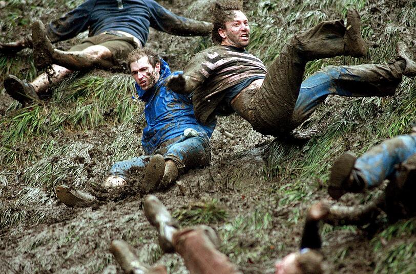 Käserollen: Beim "Cheese Rolling" in Cooper's Hill im englischen Brockworth rennen wagemutige Briten jeden Sommer einem Käse hinterher, der den 200 Meter langen Hügel hinabrollt. Der erste "Käse-Jäger" im Ziel bekommt den Laib der Sorte Double Gloucester.