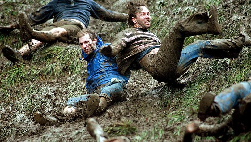 Käserollen: Beim "Cheese Rolling" in Cooper's Hill im englischen Brockworth rennen wagemutige Briten jeden Sommer einem Käse hinterher, der den 200 Meter langen Hügel hinabrollt. Der erste "Käse-Jäger" im Ziel bekommt den Laib der Sorte Double Gloucester. Käserollen: Beim "Cheese Rolling" in Cooper's Hill im englischen Brockworth rennen wagemutige Briten jeden Sommer einem Käse hinterher, der den 200 Meter langen Hügel hinabrollt. Der erste "Käse-Jäger" im Ziel bekommt den Laib der Sorte Double Gloucester.