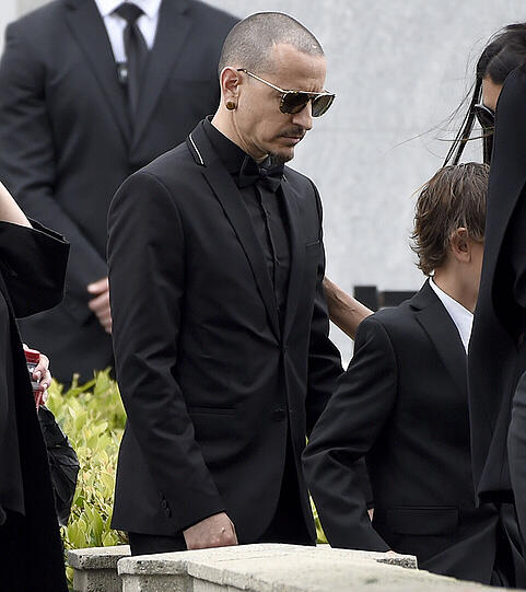 Der Musiker Chester Bennington von der Band Linkin Park (Mitte).