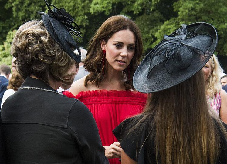 Herzogin Kate kommt in Berlin in den Garten der Residenz des britischen Botschafters bei der "Queen's Birthday Garten Party".