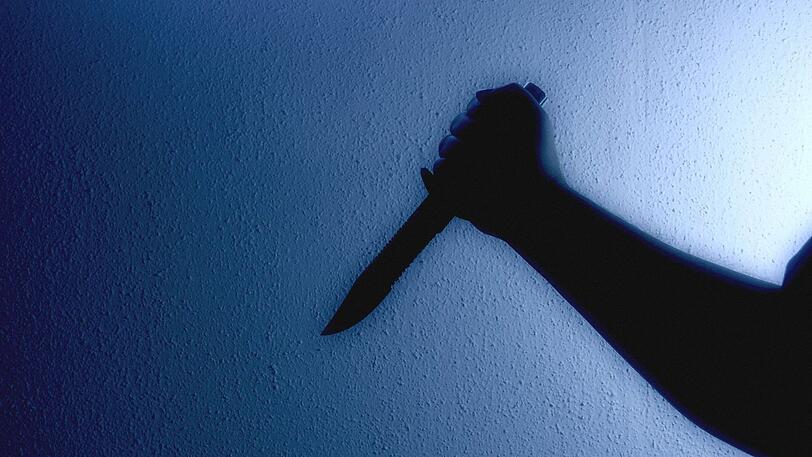 Ein junger Mann ist am Montagabend mit einer Stichwaffe schwer verletzt worden. (Symbolbild)