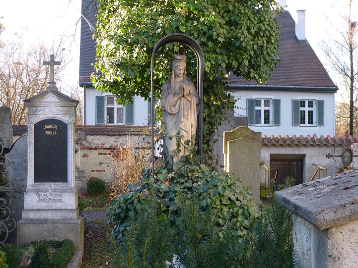 Immer wieder schön und verwunschen, der alte Friedhof von St. Georg