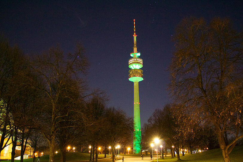 Auch schick - der Olympiaturm als Grünes Stangerl.
