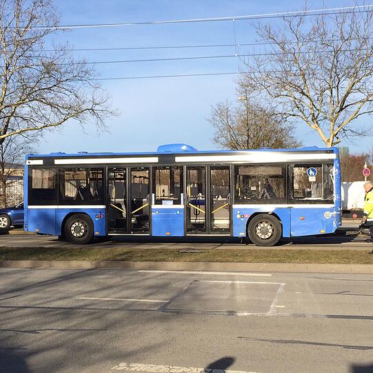 Am Donnerstagvormittag kam es zu einem heftigen Zusammenstoß zwischen einem Sattelzug und einem MVG-Bus.