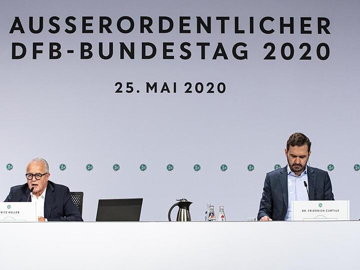 DFB-Präsident Fritz Keller (l) und Generalsekretär Friedrich Curtius.