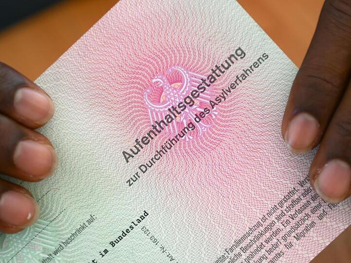 Zum Jahresende 2018 dauerte ein Asylverfahren im Schnitt 7,5 Monate. Vor einem Jahr lag die Verfahrensdauer noch bei 8,4 Monaten.