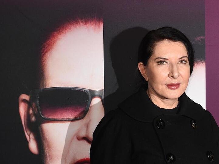 Die Künstlerin Marina Abramovic. Foto: Felix Hörhager/dpa/Archivbild