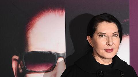 Die Künstlerin Marina Abramovic. Foto: Felix Hörhager/dpa/Archivbild