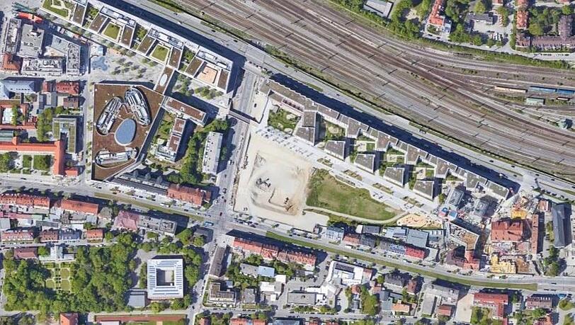 Die Lage der Brücke in der Nähe der Pasing Arcaden (links mit brauner Dachfläche). Die Lage der Brücke in der Nähe der Pasing Arcaden (links mit brauner Dachfläche).