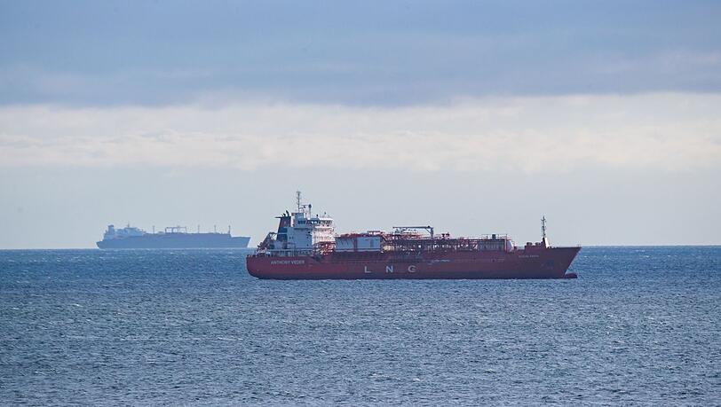 Der LNG-Shuttle-Tanker "Coral Favia" liegt vor Sassnitz vor Anker. Der Import von LNG ist vor Rügens Küste bereits sichtbar. Künftig könnten Offshore-Plattformen hinzukommen.