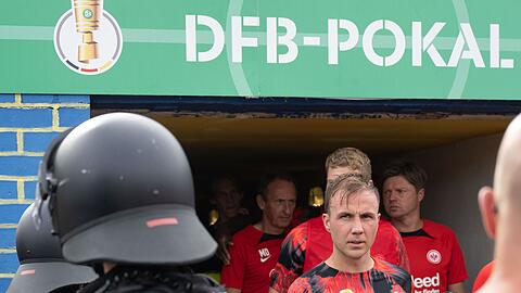 Frankfurts Mario Götze kommt nach einer Spielunterbrechung zurück ins Stadion.