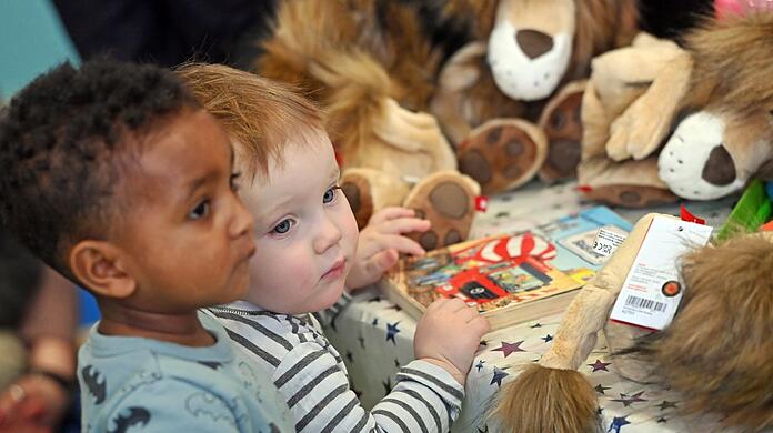 Für die Betreuung ihrer Kinder müssen Eltern ab Herbst mehr bezahlen. Das hat der Stadtrat jetzt beschlossen.