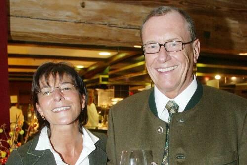 Seit acht Jahren ein glückliches Paar: Lydia und Jürgen Schrempp lernen sich bei Daimler kennen &ndash; er ist zu der Zeit Konzernchef, sie seine Büroleiterin.