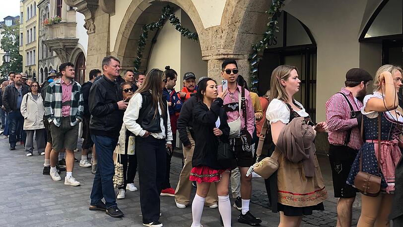 Vor dem Hofbräuhaus in der Münchner Innenstadt warten Wiesn-Besucher geduldig – Plan B nach der Sperrung des Festgeländes. Vor dem Hofbräuhaus in der Münchner Innenstadt warten Wiesn-Besucher geduldig – Plan B nach der Sperrung des Festgeländes.