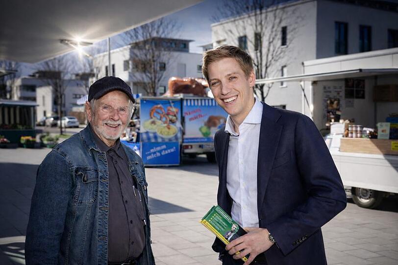 Der OB-Kandidat der Gr&uuml;nen, Dominik Krause, wirbt auf dem Wochenmarkt in Aubing um W&auml;hlerstimmen.