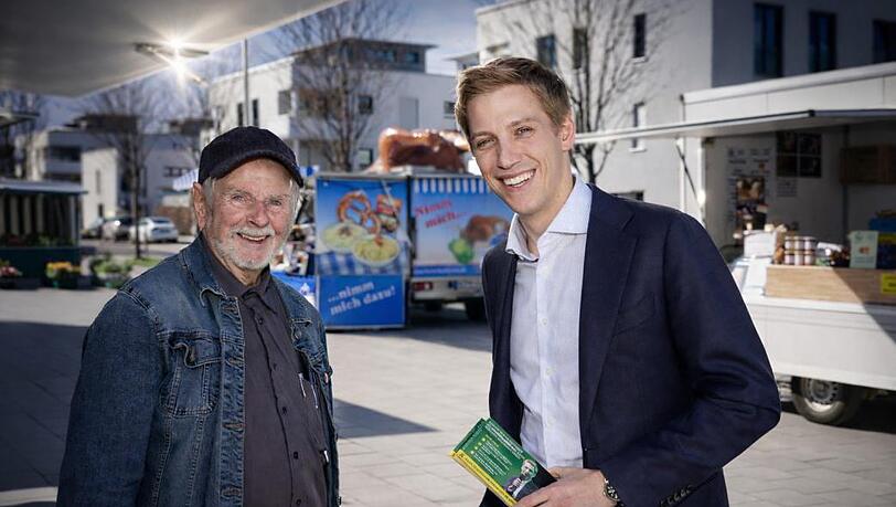 Der OB-Kandidat der Gr&uuml;nen, Dominik Krause, wirbt auf dem Wochenmarkt in Aubing um W&auml;hlerstimmen.