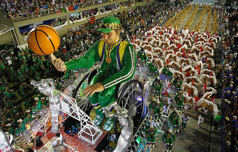 In der Stadt am Zuckerhut ist der "Carnaval 2012" auf seinem Höhepunkt: Zehntausende Tänzer, Tänzerinnen und Trommler zogen in der Nacht zum Dienstag erneut mit riesigen Motivwagen durch Rios Sambódromo an begeisterten Zuschauern vorbei - sehen Sie hier die Bilder...