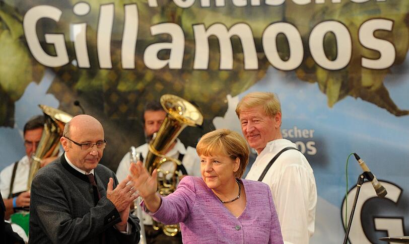 Oans, zwoa, gsuffa. Auf dem Gillamooser Volksfest pflegt Angela Merkel bayerische Gewohnheiten.