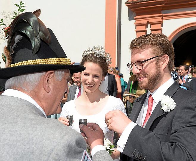 Das Brautpaar wird von der Schützenkompanie Graf zu Toerring-Jettenbach Kleeblatt-Neufahrn mit Schnaps begrüßt