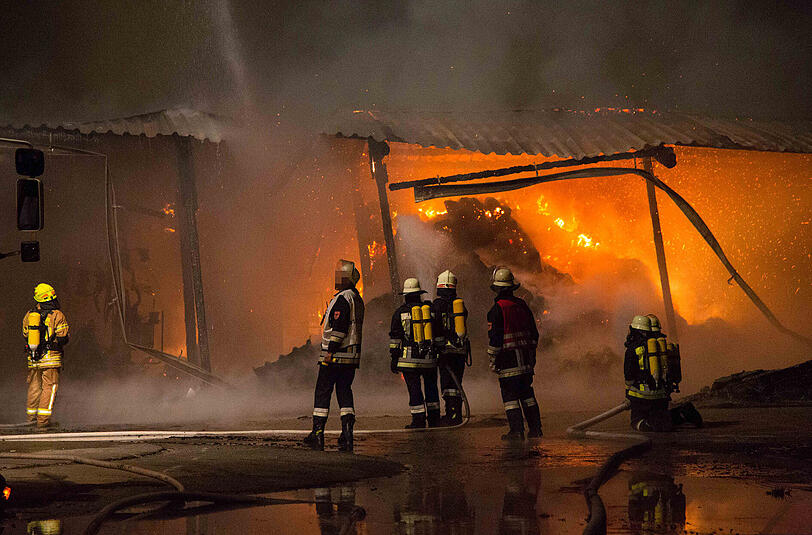 Die Bilder vom Feuerwehreinsatz beim Großbrand der Lagerhalle in Fridolfing.
